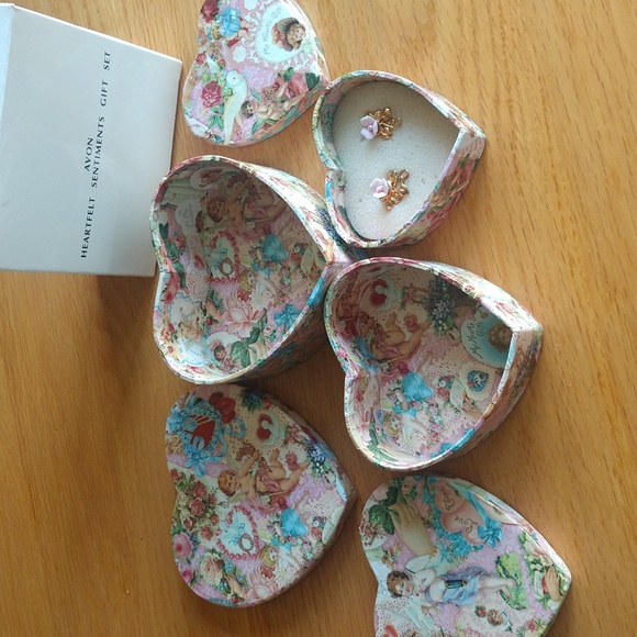 Avon heartfelt sentiments gift box with pierced earrings. 3 nesting heart boxes - Picture 4 of 7